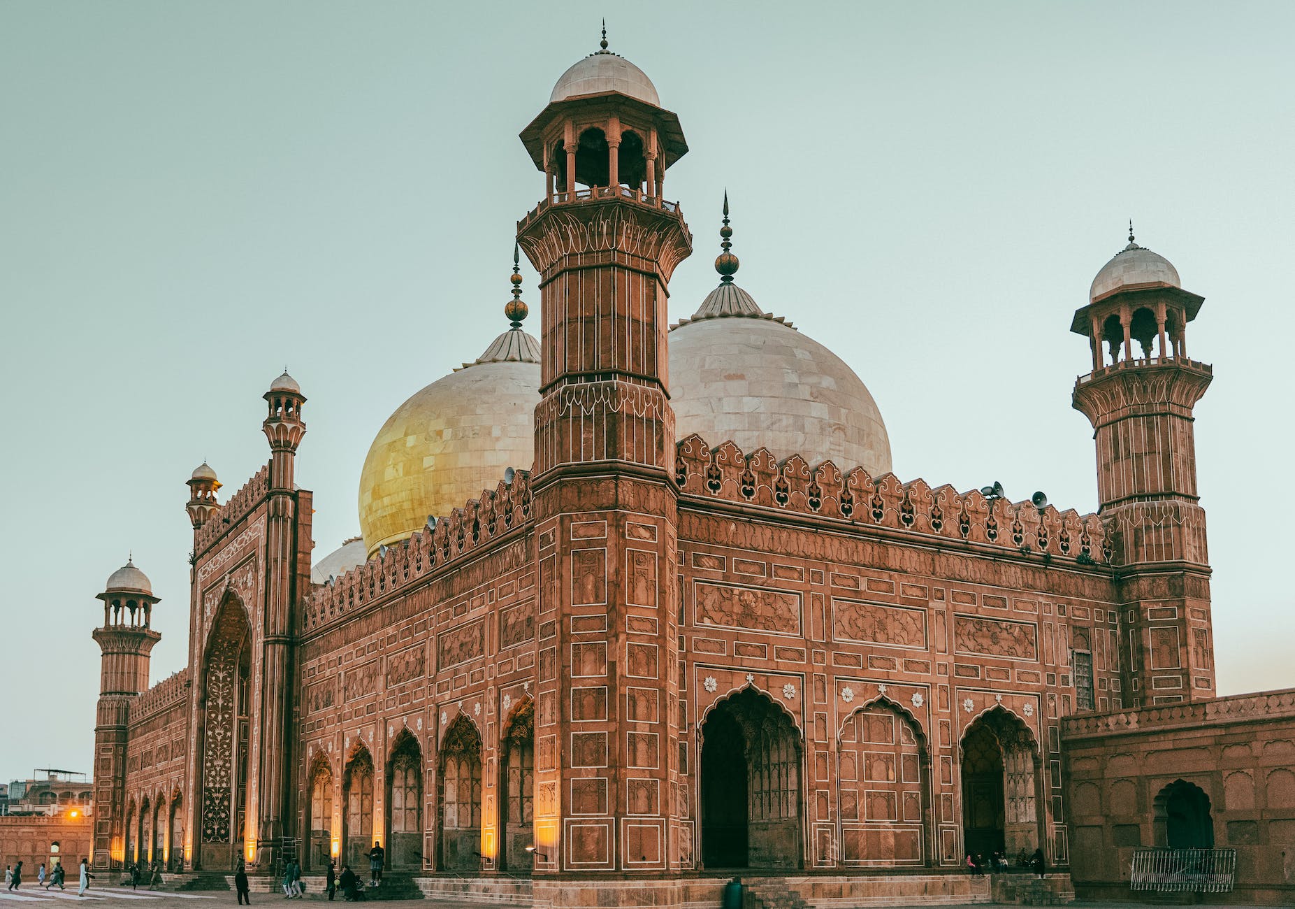 photo of the badshahi mosque in lahore pakistan