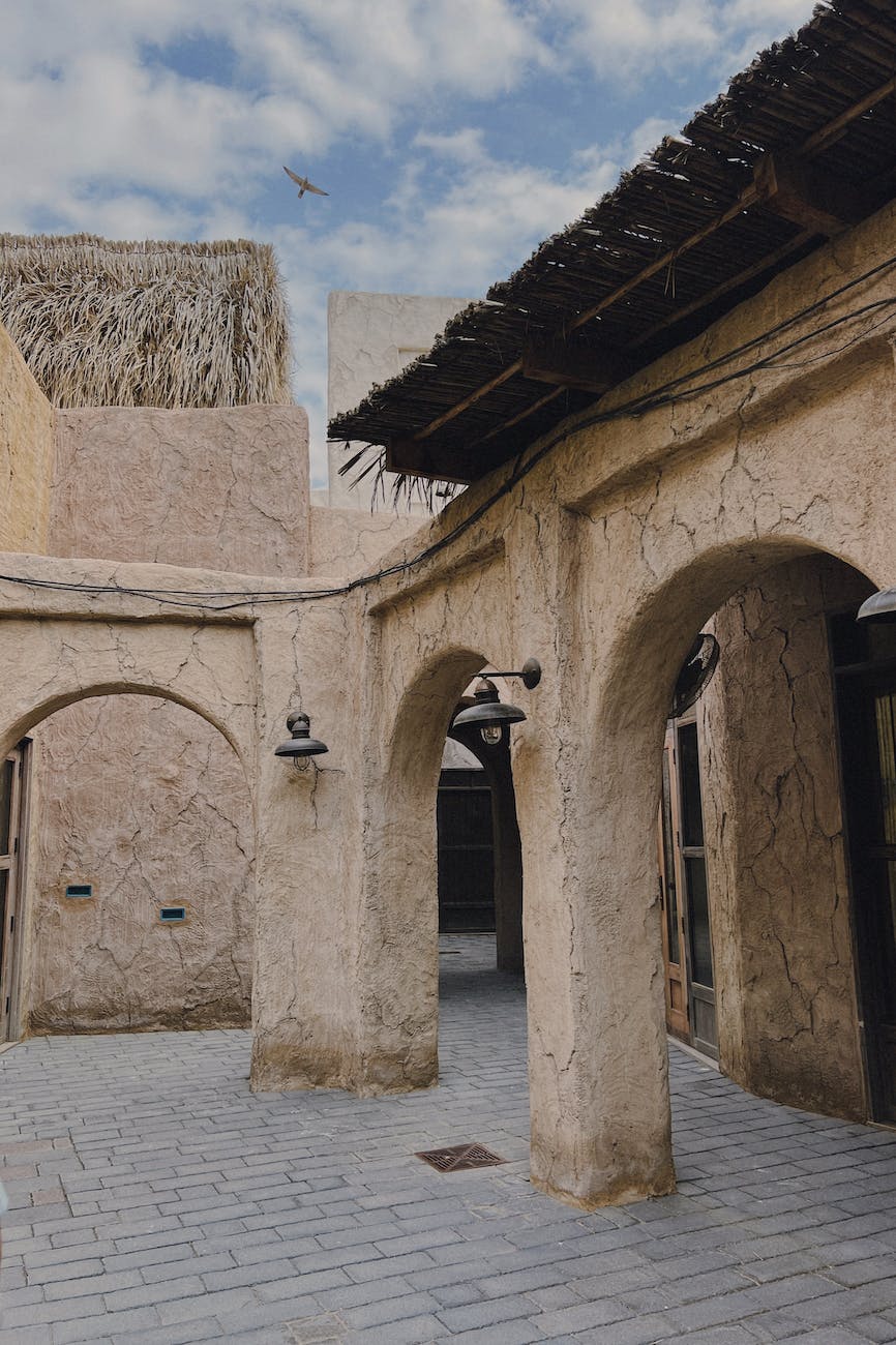 clay buildings roofed with straw